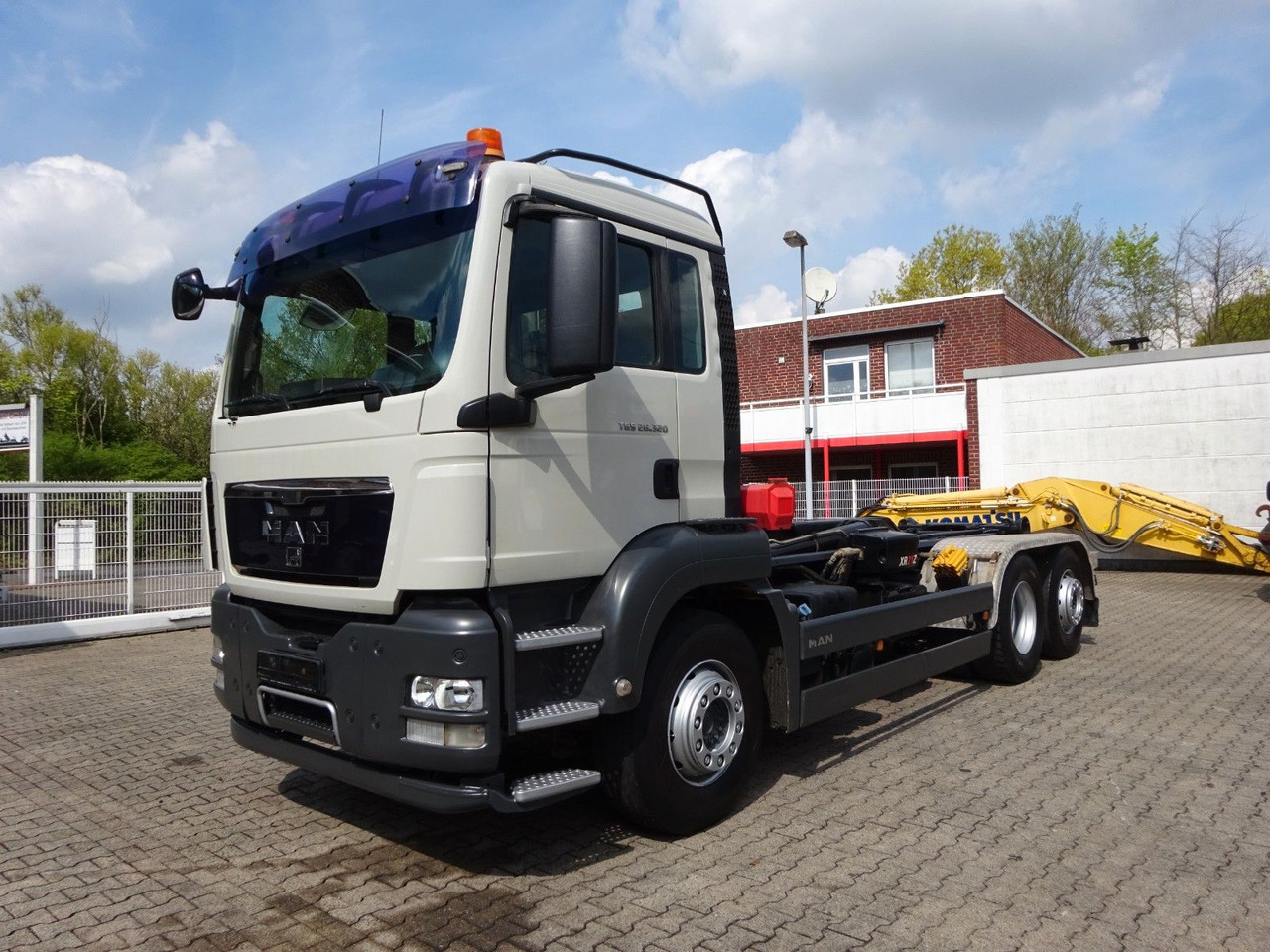 MAN 26.320 Multilift Abroller mit Lift+Lenkachse - Hook lift truck: picture 2 MAN 26.320 Multilift Abroller mit Lift+Lenkachse - Hook lift truck: picture 2