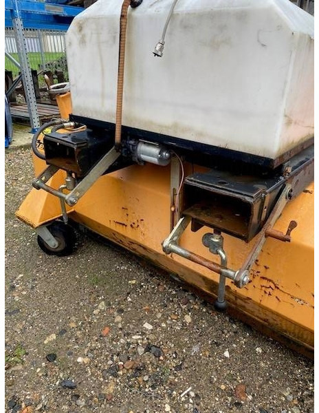 Bema 40 Classic 2050 Kehrbesen 2.200 EUR - Attachment for Construction machinery: picture 3 Bema 40 Classic 2050 Kehrbesen 2.200 EUR - Attachment for Construction machinery: picture 3