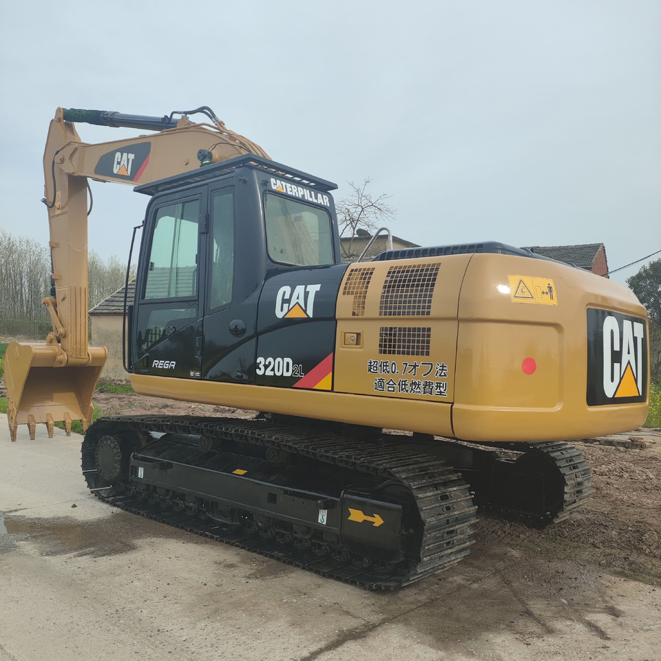Crawler excavator CATERPILLAR 320D2: picture 1