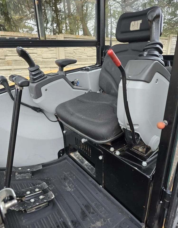 Caterpillar - Mini excavator: picture 3 Caterpillar - Mini excavator: picture 3