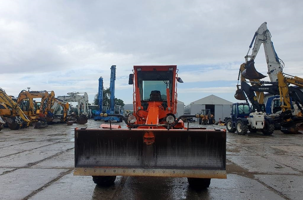New Holland F 106.6 A - Grader: picture 5 New Holland F 106.6 A - Grader: picture 5