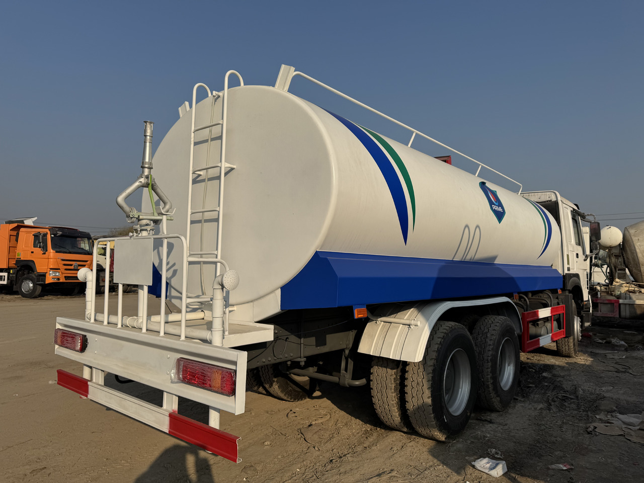 HOWO - Tanker truck: picture 5 HOWO - Tanker truck: picture 5