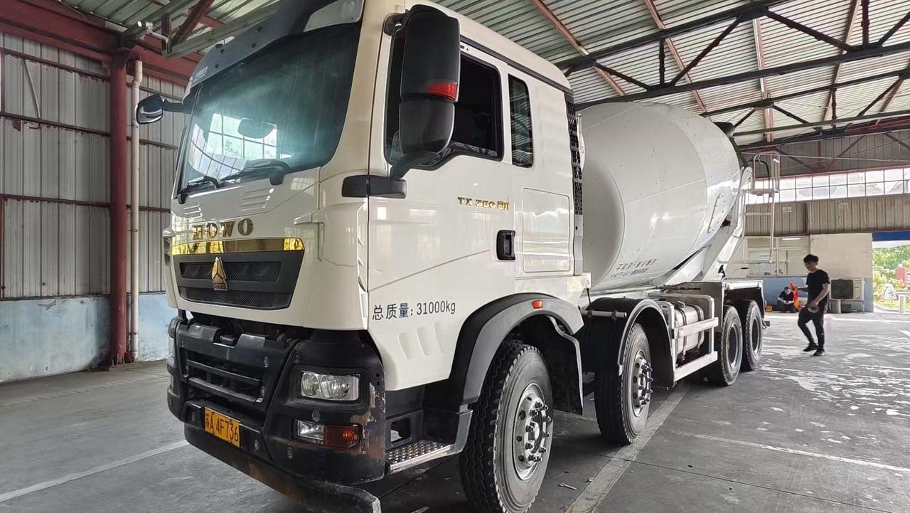 HOWO - Concrete mixer truck: picture 1 HOWO - Concrete mixer truck: picture 1