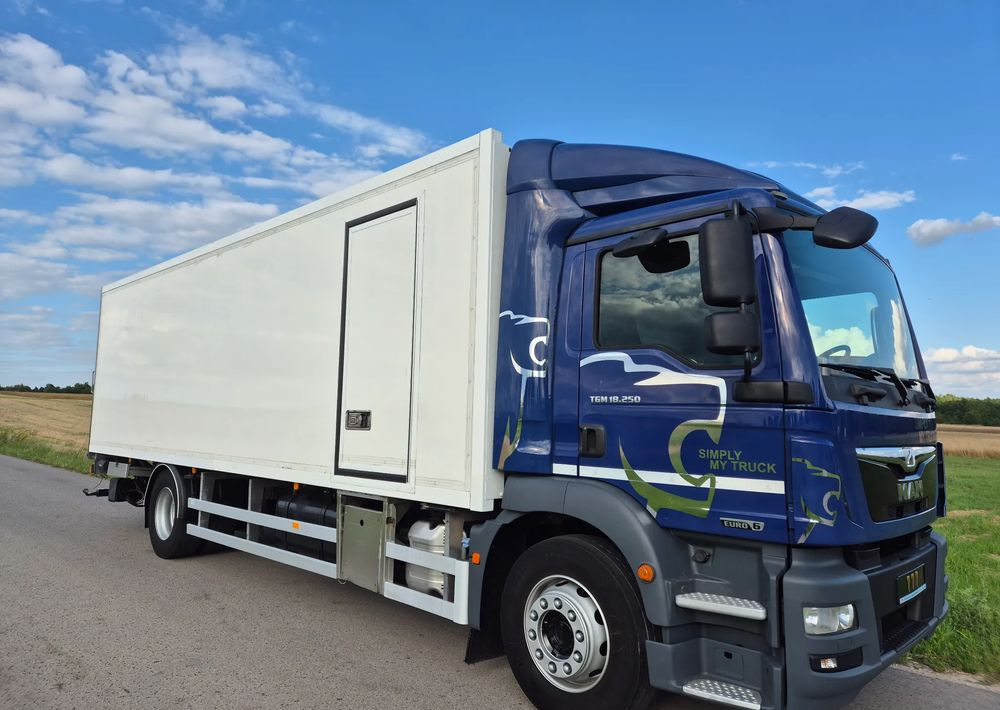 MAN TGM 18.250 Carrier 1950 D/E z Holandii / TOP STAN / 7.5m / 18 palet / winda + drzwi boczne / OKAZJA - Refrigerator truck: picture 1 MAN TGM 18.250 Carrier 1950 D/E z Holandii / TOP STAN / 7.5m / 18 palet / winda + drzwi boczne / OKAZJA - Refrigerator truck: picture 1