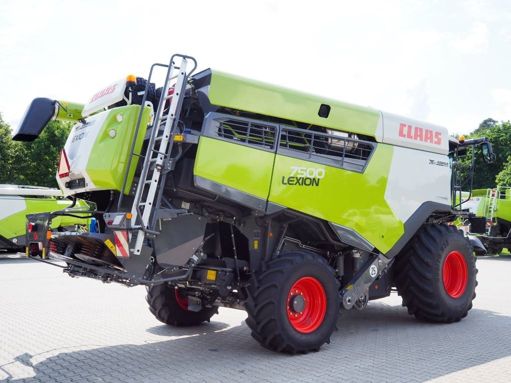 Claas Lexion 7500 + V930 - Combine harvester: picture 3 Claas Lexion 7500 + V930 - Combine harvester: picture 3
