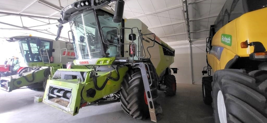 Claas Lexion 7500 + V930 - Combine harvester: picture 2 Claas Lexion 7500 + V930 - Combine harvester: picture 2