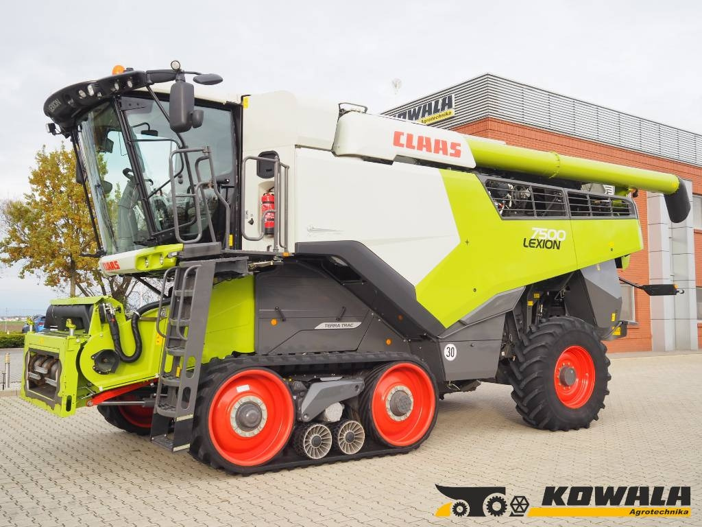 Claas Lexion 7500TT GPS + V930 - Combine harvester: picture 1 Claas Lexion 7500TT GPS + V930 - Combine harvester: picture 1