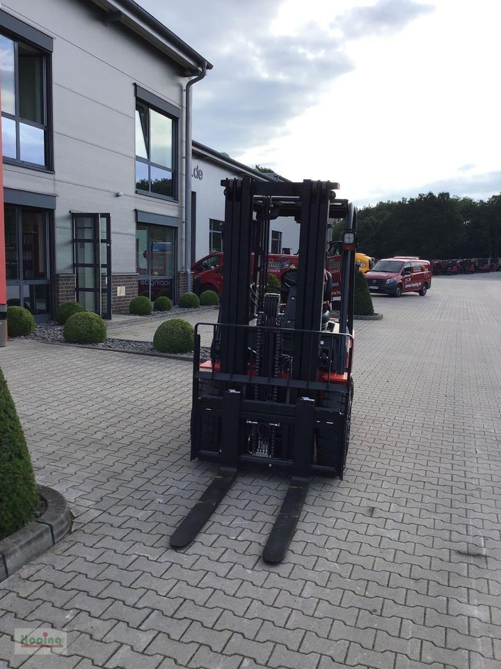 EP Equipment EFL303 - Electric forklift: picture 2 EP Equipment EFL303 - Electric forklift: picture 2