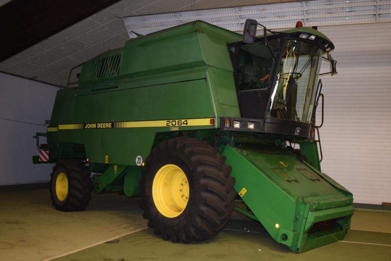 John Deere 2064 - Combine harvester: picture 1 John Deere 2064 - Combine harvester: picture 1