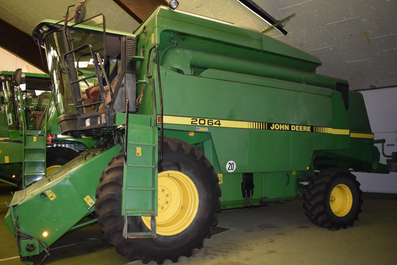 John Deere 2064 - Combine harvester: picture 1 John Deere 2064 - Combine harvester: picture 1