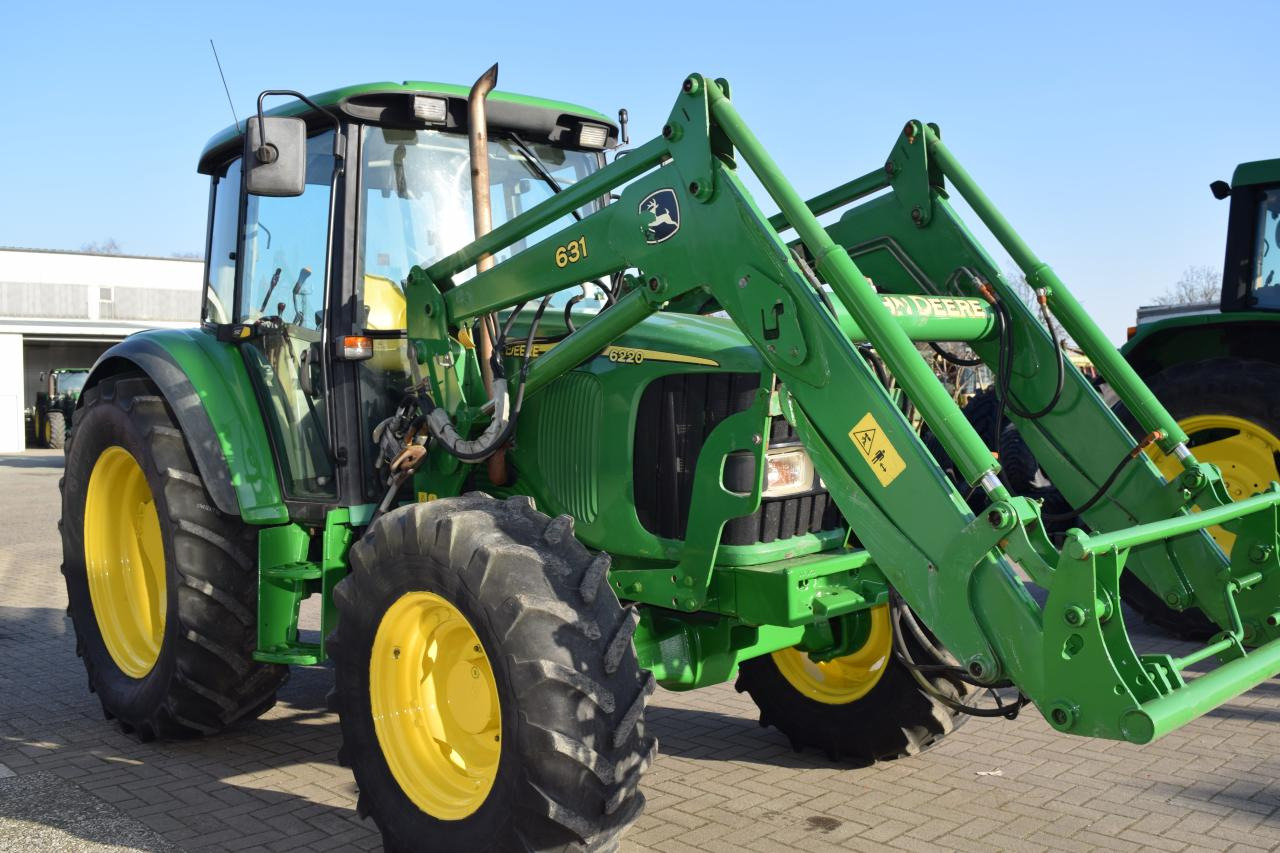 John Deere 6220 - Farm tractor: picture 3 John Deere 6220 - Farm tractor: picture 3