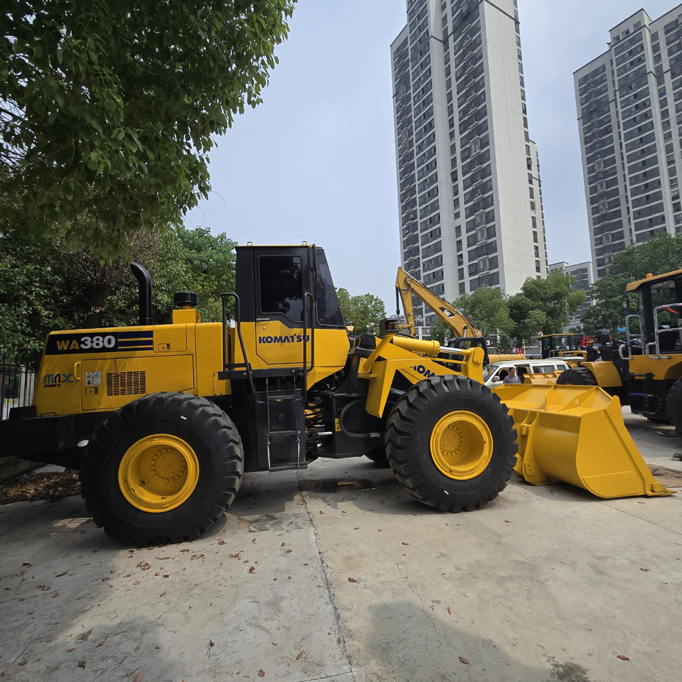 Komatsu WA380 - Wheel loader: picture 1 Komatsu WA380 - Wheel loader: picture 1