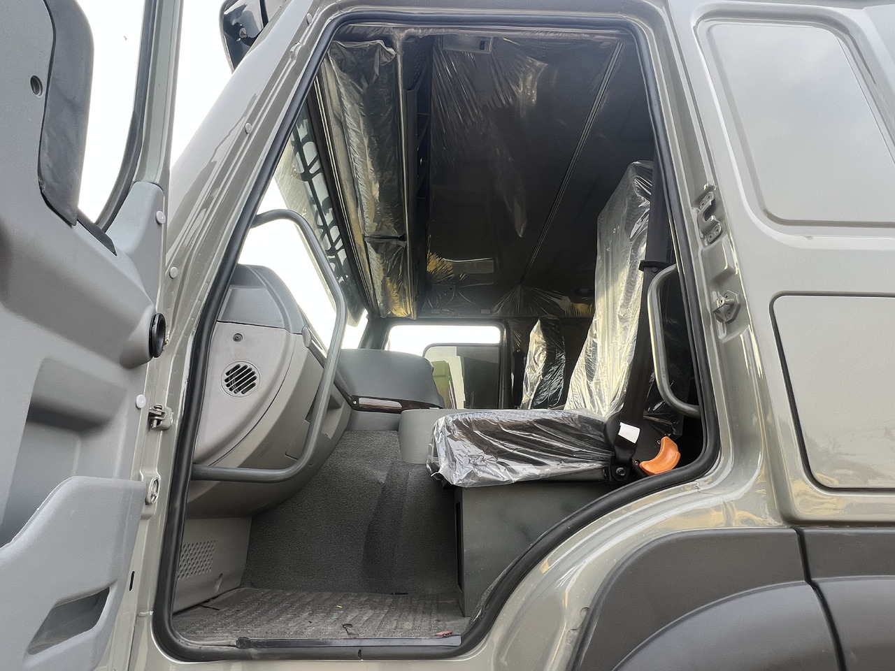 SINOTRUK HOWO - Tractor truck: picture 2 SINOTRUK HOWO - Tractor truck: picture 2