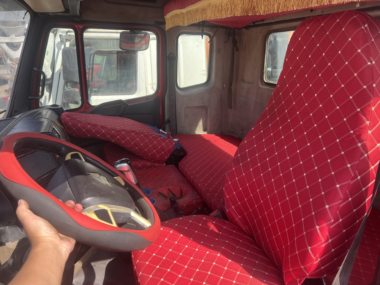 Tractor truck SINOTRUK HOWO trailer head: picture 9 Tractor truck SINOTRUK HOWO trailer head: picture 9