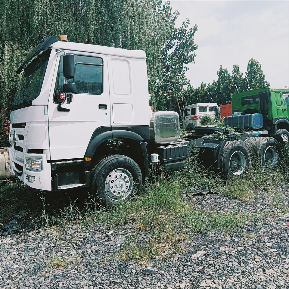 SINOTRUK HOWO trailer head - Tractor truck: picture 2 SINOTRUK HOWO trailer head - Tractor truck: picture 2