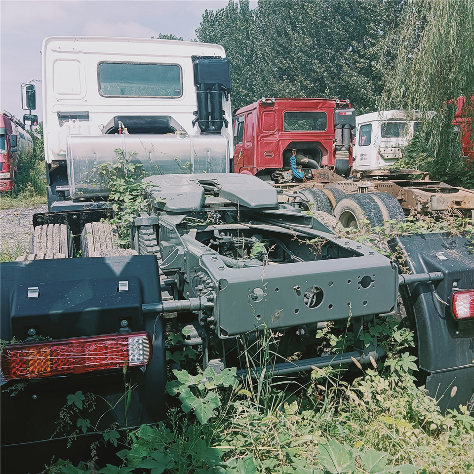 SINOTRUK HOWO trailer head - Tractor truck: picture 4 SINOTRUK HOWO trailer head - Tractor truck: picture 4