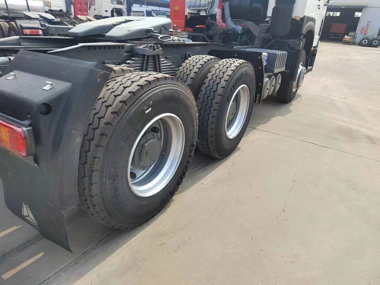 SINOTRUK Trailer head - Tractor truck: picture 2 SINOTRUK Trailer head - Tractor truck: picture 2
