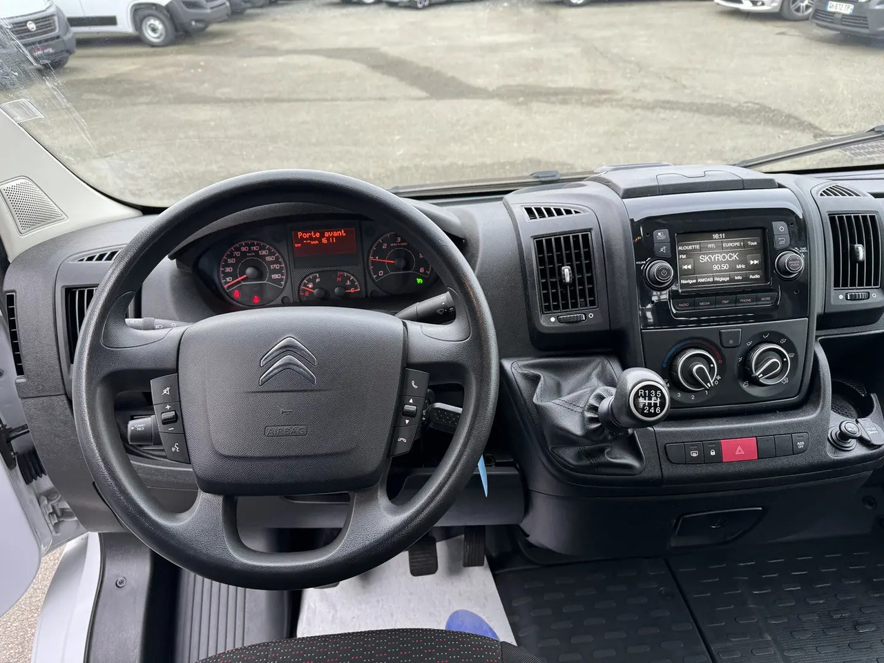 Citroen Jumper 4-35 L4 2.2 BLUEHDI 140 S&S CONTROL - Open body delivery van: picture 4 Citroen Jumper 4-35 L4 2.2 BLUEHDI 140 S&S CONTROL - Open body delivery van: picture 4