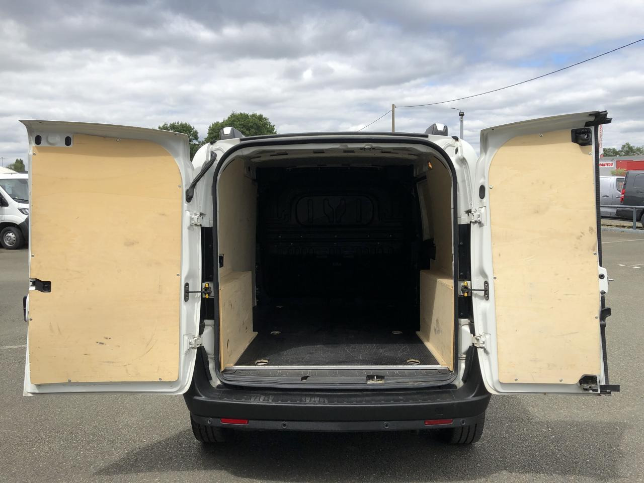 Fiat Doblo Cargo MAXI 1.6 MULTIJET 105CH 1005KG BUSINESS - Panel van: picture 2 Fiat Doblo Cargo MAXI 1.6 MULTIJET 105CH 1005KG BUSINESS - Panel van: picture 2