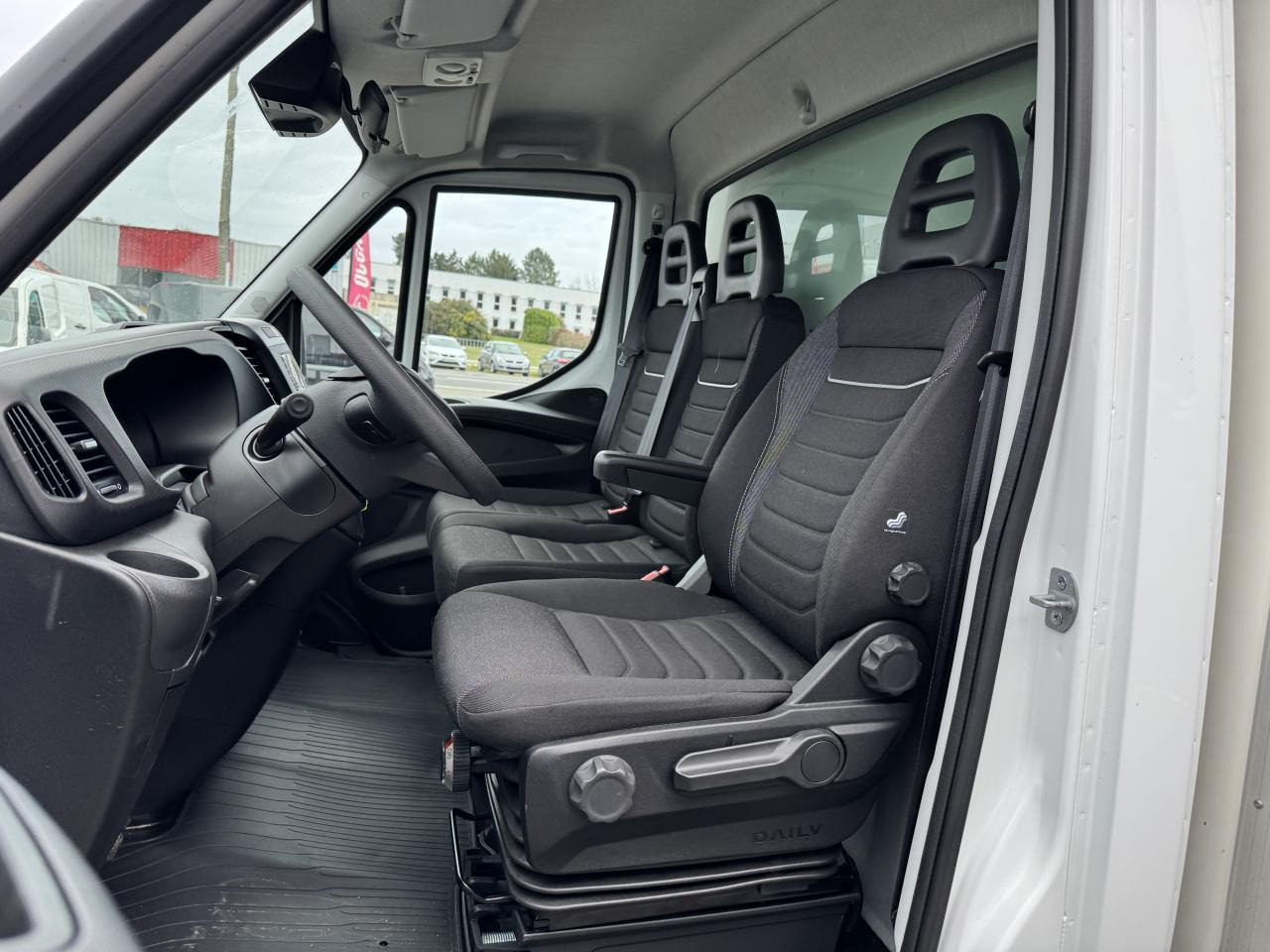 IVECO Daily 35 C 16H3.0 - BV Hi-Matic (Quad-Tor) CHASSIS CABINE CAISSE 20M3 - Closed box van: picture 4 IVECO Daily 35 C 16H3.0 - BV Hi-Matic (Quad-Tor) CHASSIS CABINE CAISSE 20M3 - Closed box van: picture 4