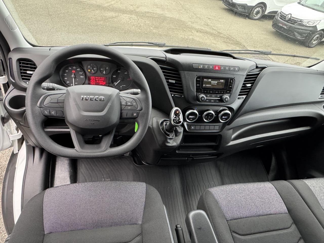 IVECO Daily 35 C 16H3.0 - BV Hi-Matic (Quad-Tor) CHASSIS CABINE CAISSE 20M3 - Closed box van: picture 3 IVECO Daily 35 C 16H3.0 - BV Hi-Matic (Quad-Tor) CHASSIS CABINE CAISSE 20M3 - Closed box van: picture 3