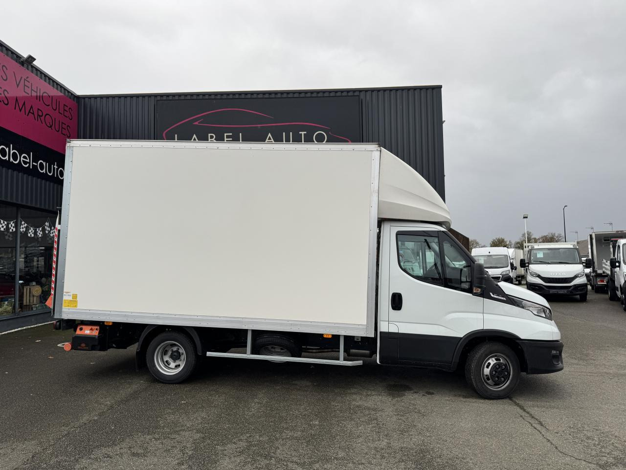 IVECO Daily 35 C 16H3.0 - BV Hi-Matic (Quad-Tor) CHASSIS CABINE CAISSE 20M3 - Closed box van: picture 1 IVECO Daily 35 C 16H3.0 - BV Hi-Matic (Quad-Tor) CHASSIS CABINE CAISSE 20M3 - Closed box van: picture 1
