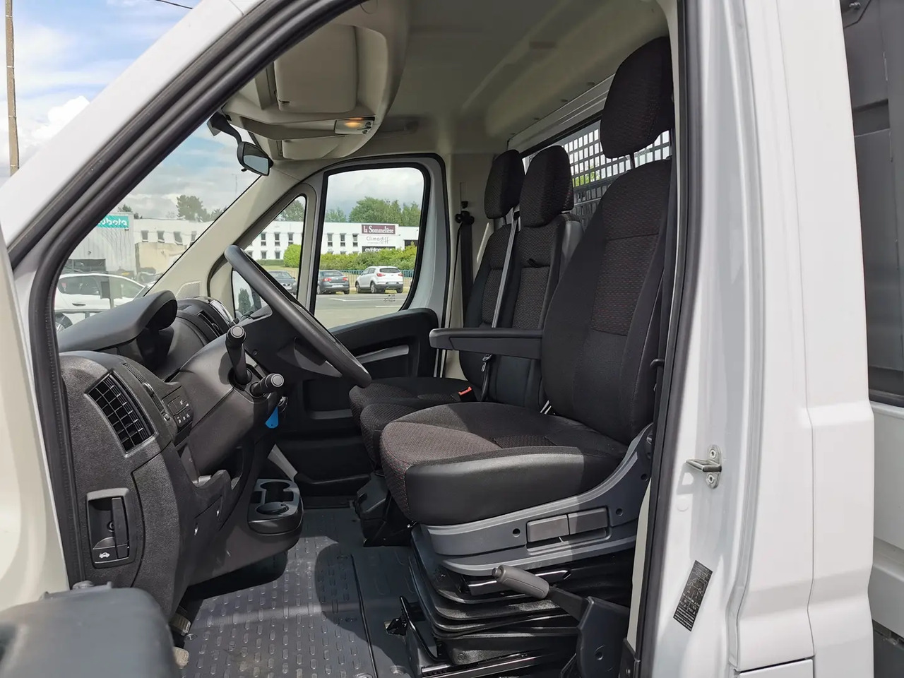 Peugeot Boxer 435 L4 2.2 BLUEHDI 140 S&S PREMIUM - Open body delivery van: picture 5 Peugeot Boxer 435 L4 2.2 BLUEHDI 140 S&S PREMIUM - Open body delivery van: picture 5