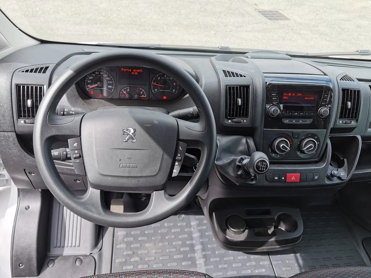 Peugeot Boxer 435 L4 2.2 BLUEHDI 140 S&S PRO SR - Open body delivery van: picture 4 Peugeot Boxer 435 L4 2.2 BLUEHDI 140 S&S PRO SR - Open body delivery van: picture 4