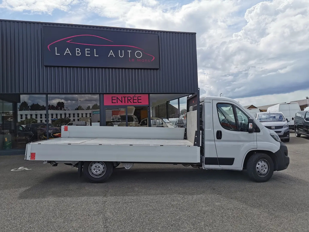 Peugeot Boxer 435 L4 2.2 BLUEHDI 140 S&S PRO SR - Open body delivery van: picture 1 Peugeot Boxer 435 L4 2.2 BLUEHDI 140 S&S PRO SR - Open body delivery van: picture 1