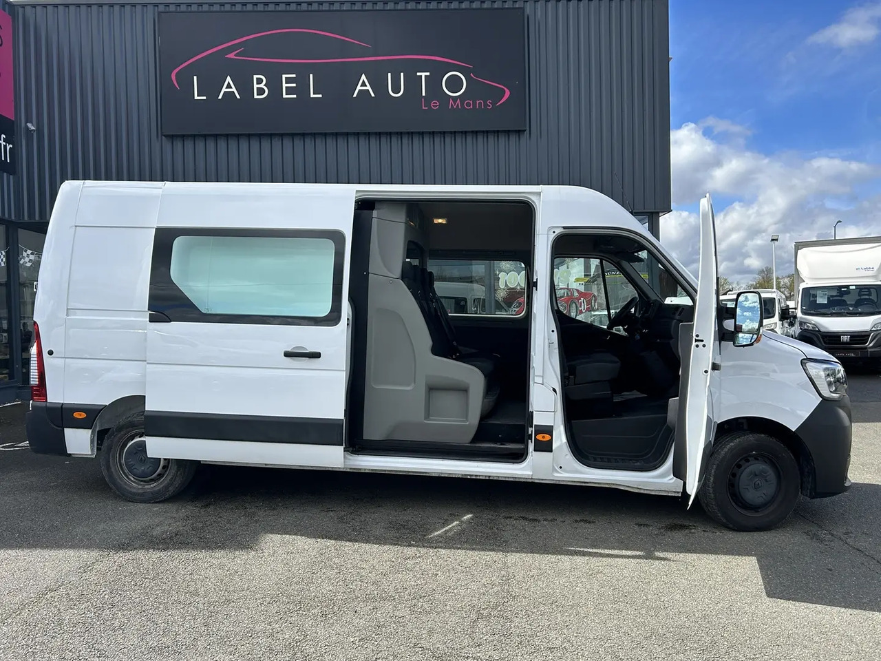 Renault Master F3500 L3H2 2.3 BLUE DCI 135CH CABINE APPROFONDIE GRAND CONFORT - Combi van: picture 1 Renault Master F3500 L3H2 2.3 BLUE DCI 135CH CABINE APPROFONDIE GRAND CONFORT - Combi van: picture 1