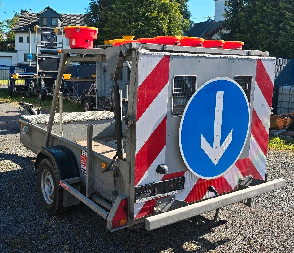 Horizont LED Absperrtafel VZ616 FAT Verkehrsleittafel Verkehrssicherungsanhänger Sperrwand Nissen Trebbiner - Trailer: picture 1 Horizont LED Absperrtafel VZ616 FAT Verkehrsleittafel Verkehrssicherungsanhänger Sperrwand Nissen Trebbiner - Trailer: picture 1