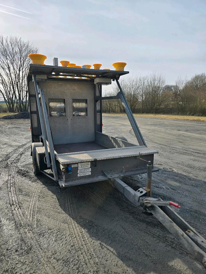 Nissen Absperrtafel VZ 616 FAT Verkehrsleittafel Horizont Verkehrssicherungsanhänger Verkehrsleitanhänger Verkehrsleittafel Verkehrssicherung - Trailer: picture 2 Nissen Absperrtafel VZ 616 FAT Verkehrsleittafel Horizont Verkehrssicherungsanhänger Verkehrsleitanhänger Verkehrsleittafel Verkehrssicherung - Trailer: picture 2