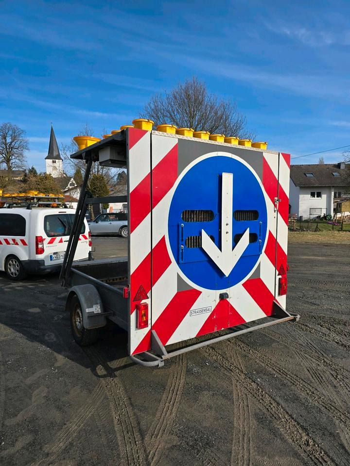 Nissen Absperrtafel VZ 616 FAT Verkehrsleittafel Horizont Verkehrssicherungsanhänger Verkehrsleitanhänger Verkehrsleittafel Verkehrssicherung - Trailer: picture 4 Nissen Absperrtafel VZ 616 FAT Verkehrsleittafel Horizont Verkehrssicherungsanhänger Verkehrsleitanhänger Verkehrsleittafel Verkehrssicherung - Trailer: picture 4