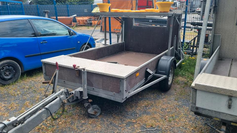 Nissen Absperrtafel VZ616 LED Absperrtafel Sperrwand Verkehrsleittafel Verkehrsleitanhänger Verkehrssicherungsanhänger Leitanhänger Leittafel Verkehrssicherung Nissen Horizont - Trailer: picture 1 Nissen Absperrtafel VZ616 LED Absperrtafel Sperrwand Verkehrsleittafel Verkehrsleitanhänger Verkehrssicherungsanhänger Leitanhänger Leittafel Verkehrssicherung Nissen Horizont - Trailer: picture 1