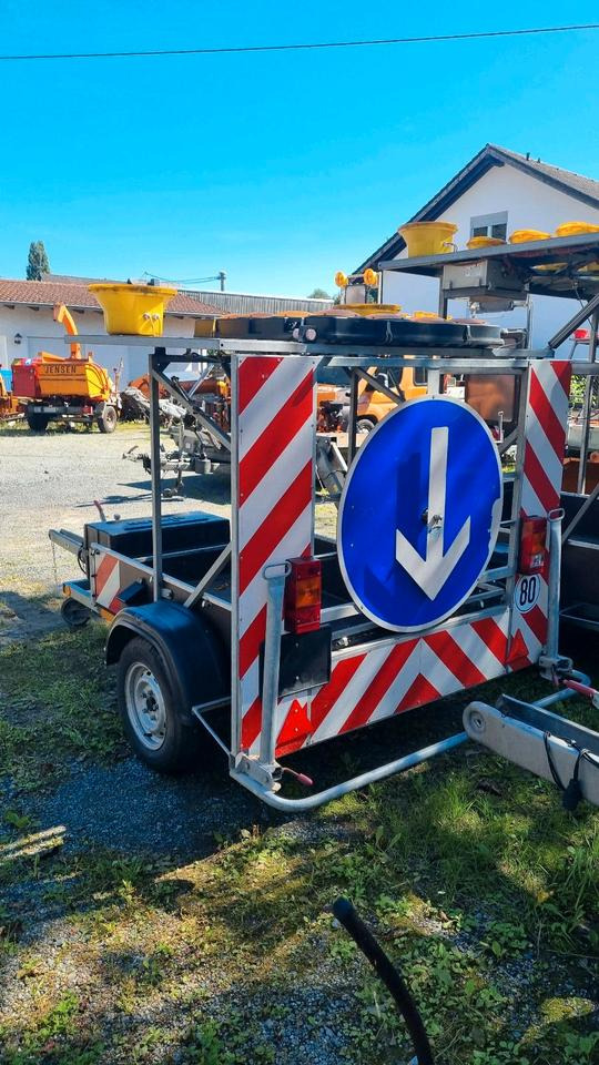 Nissen Absperrtafel VZ616 Sperrwand Verkehrsleittafel Verkehrsleitanhänger Verkehrssicherungsanhänger Leitanhänger Horizont Verkehrssicherung VLT VWT - Trailer: picture 3 Nissen Absperrtafel VZ616 Sperrwand Verkehrsleittafel Verkehrsleitanhänger Verkehrssicherungsanhänger Leitanhänger Horizont Verkehrssicherung VLT VWT - Trailer: picture 3