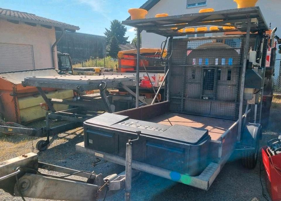 Nissen Absperrtafel VZ616 Verkehrssicherung Verkehrsleittafel Verkehrsleitanhänger Verkehrssicherungsanhänger AMD B3 Funkwarnmeldeanlage Trebbiner Mersch Autobahn - Trailer: picture 2 Nissen Absperrtafel VZ616 Verkehrssicherung Verkehrsleittafel Verkehrsleitanhänger Verkehrssicherungsanhänger AMD B3 Funkwarnmeldeanlage Trebbiner Mersch Autobahn - Trailer: picture 2