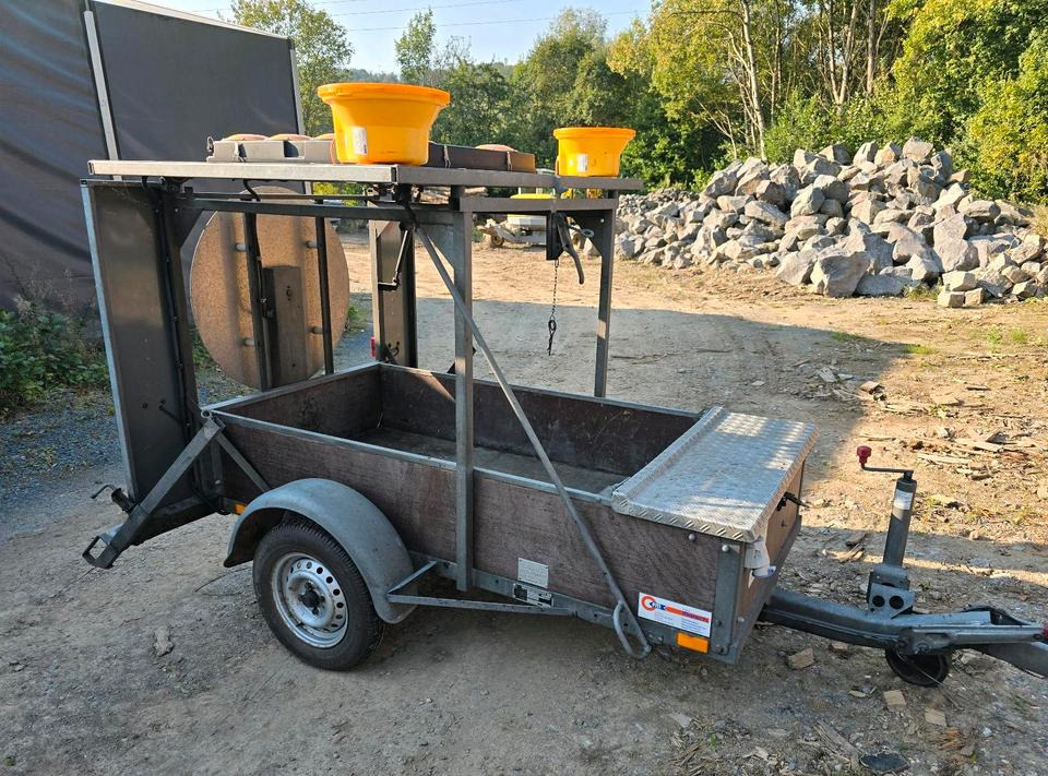 Nissen FAT Absperrtafel VZ616 Fahrbare Verkehrsleittafel Verkehrssicherungsanhänger Verkehrsleitanhänger Trebbiner Horizont Sperrwand - Trailer: picture 3 Nissen FAT Absperrtafel VZ616 Fahrbare Verkehrsleittafel Verkehrssicherungsanhänger Verkehrsleitanhänger Trebbiner Horizont Sperrwand - Trailer: picture 3