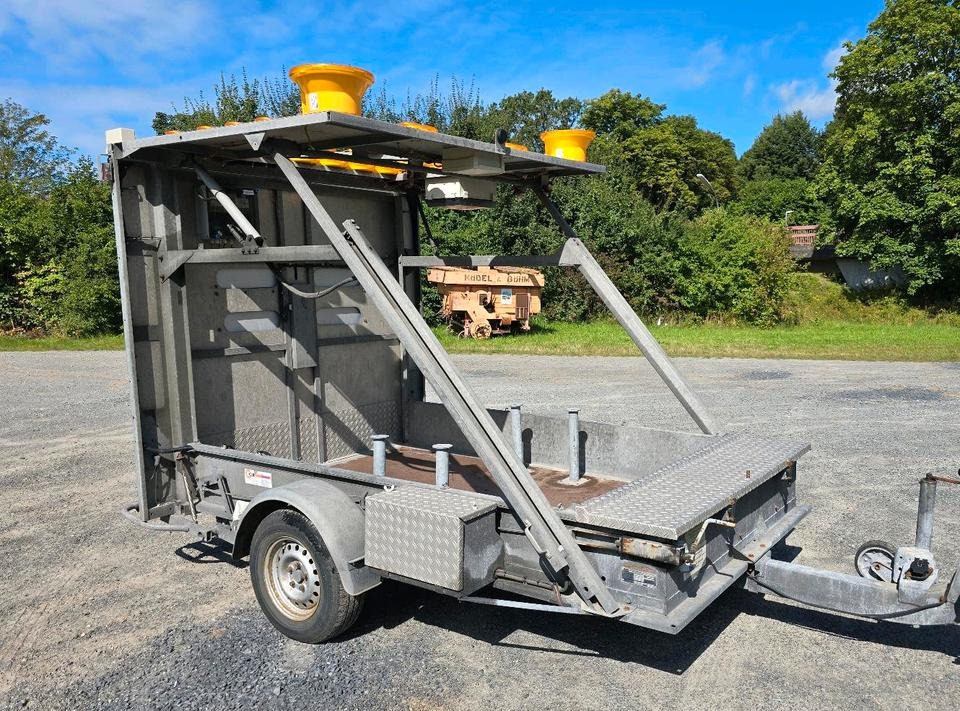 Nissen LED Absperrtafel DORA GPS FAT VZ-616 Fahrbare Absperrtafel Sperrwand Verkehrsleittafel Verkehrssicherungsanhänger Verkehrsleitanhänger Trebbiner Horizont - Trailer: picture 1 Nissen LED Absperrtafel DORA GPS FAT VZ-616 Fahrbare Absperrtafel Sperrwand Verkehrsleittafel Verkehrssicherungsanhänger Verkehrsleitanhänger Trebbiner Horizont - Trailer: picture 1