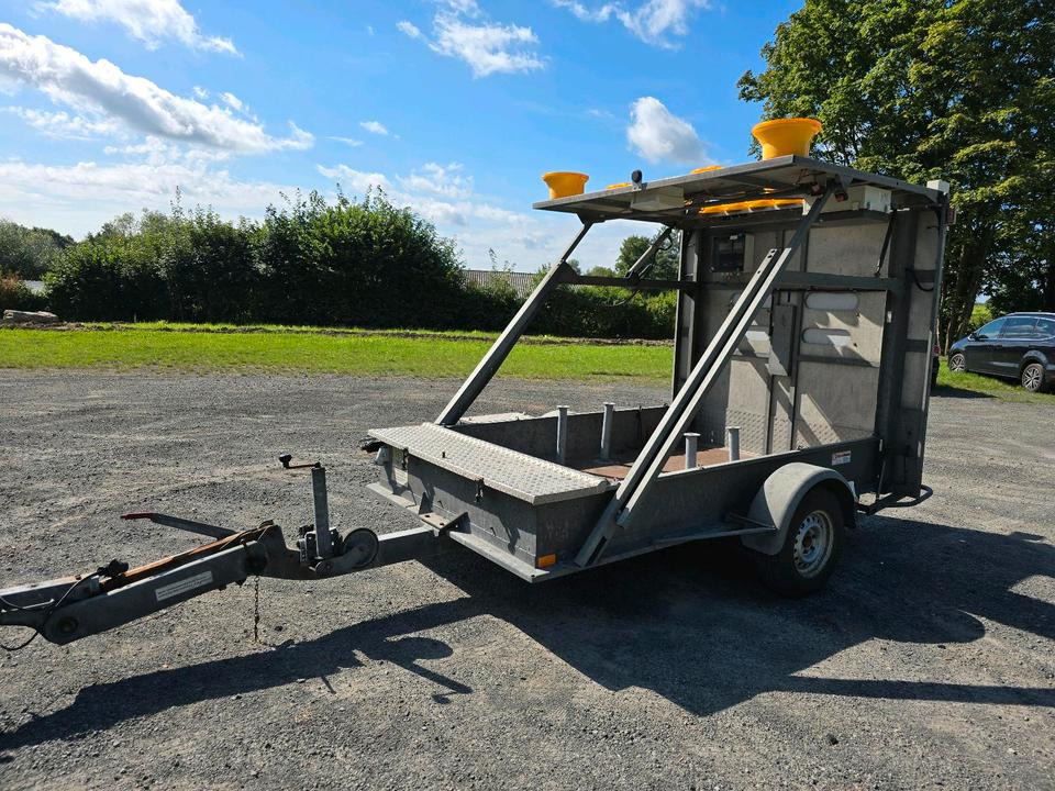 Nissen LED Absperrtafel DORA GPS FAT VZ-616 Fahrbare Absperrtafel Sperrwand Verkehrsleittafel Verkehrssicherungsanhänger Verkehrsleitanhänger Trebbiner Horizont - Trailer: picture 3 Nissen LED Absperrtafel DORA GPS FAT VZ-616 Fahrbare Absperrtafel Sperrwand Verkehrsleittafel Verkehrssicherungsanhänger Verkehrsleitanhänger Trebbiner Horizont - Trailer: picture 3