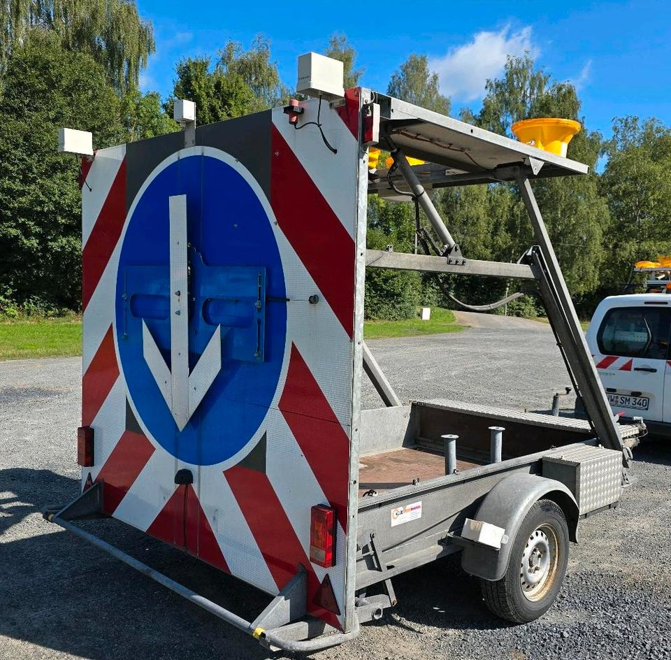 Nissen LED Absperrtafel DORA GPS FAT VZ-616 Fahrbare Absperrtafel Sperrwand Verkehrsleittafel Verkehrssicherungsanhänger Verkehrsleitanhänger Trebbiner Horizont - Trailer: picture 2 Nissen LED Absperrtafel DORA GPS FAT VZ-616 Fahrbare Absperrtafel Sperrwand Verkehrsleittafel Verkehrssicherungsanhänger Verkehrsleitanhänger Trebbiner Horizont - Trailer: picture 2