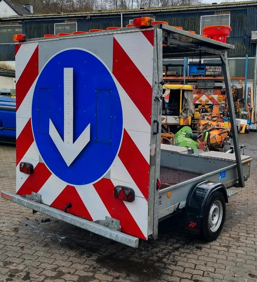 Trebbiner LED Absperrtafel 2019 FAT Sperrwand Verkehrsleittafel Verkehrsleitanhänger Verkehrssicherungsanhänger Leitanhänger VZ616 RSA21 - Trailer: picture 1 Trebbiner LED Absperrtafel 2019 FAT Sperrwand Verkehrsleittafel Verkehrsleitanhänger Verkehrssicherungsanhänger Leitanhänger VZ616 RSA21 - Trailer: picture 1