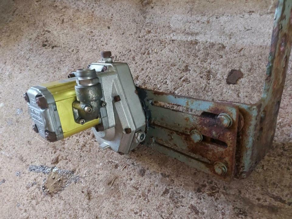 Zapfwellenhydraulikpumpe Hydraulikpumpe Schmidt Salzstreuer SST - Hydraulic pump for Utility/ Special vehicle: picture 2 Zapfwellenhydraulikpumpe Hydraulikpumpe Schmidt Salzstreuer SST - Hydraulic pump for Utility/ Special vehicle: picture 2