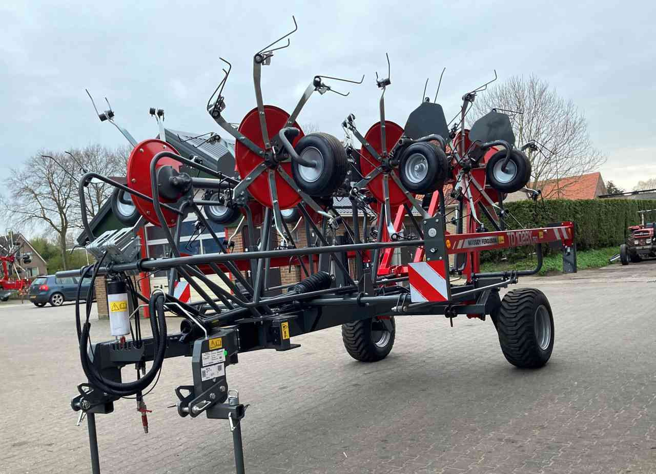 Massey Ferguson TD 1028X TRC Haaktandschudder Lely Lotus weidebouwmachines. - Tedder/ Rake: picture 2 Massey Ferguson TD 1028X TRC Haaktandschudder Lely Lotus weidebouwmachines. - Tedder/ Rake: picture 2