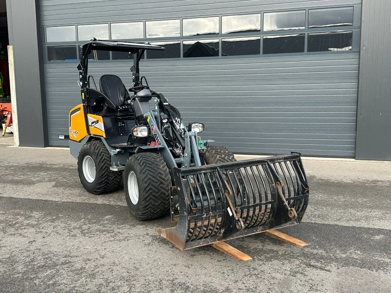 Giant G2700HD+ - Compact track loader: picture 2 Giant G2700HD+ - Compact track loader: picture 2