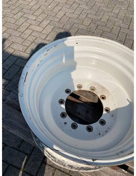 Valtra 15x30 velgen 10 gaats - Wheels and tires for Agricultural machinery: picture 1 Valtra 15x30 velgen 10 gaats - Wheels and tires for Agricultural machinery: picture 1
