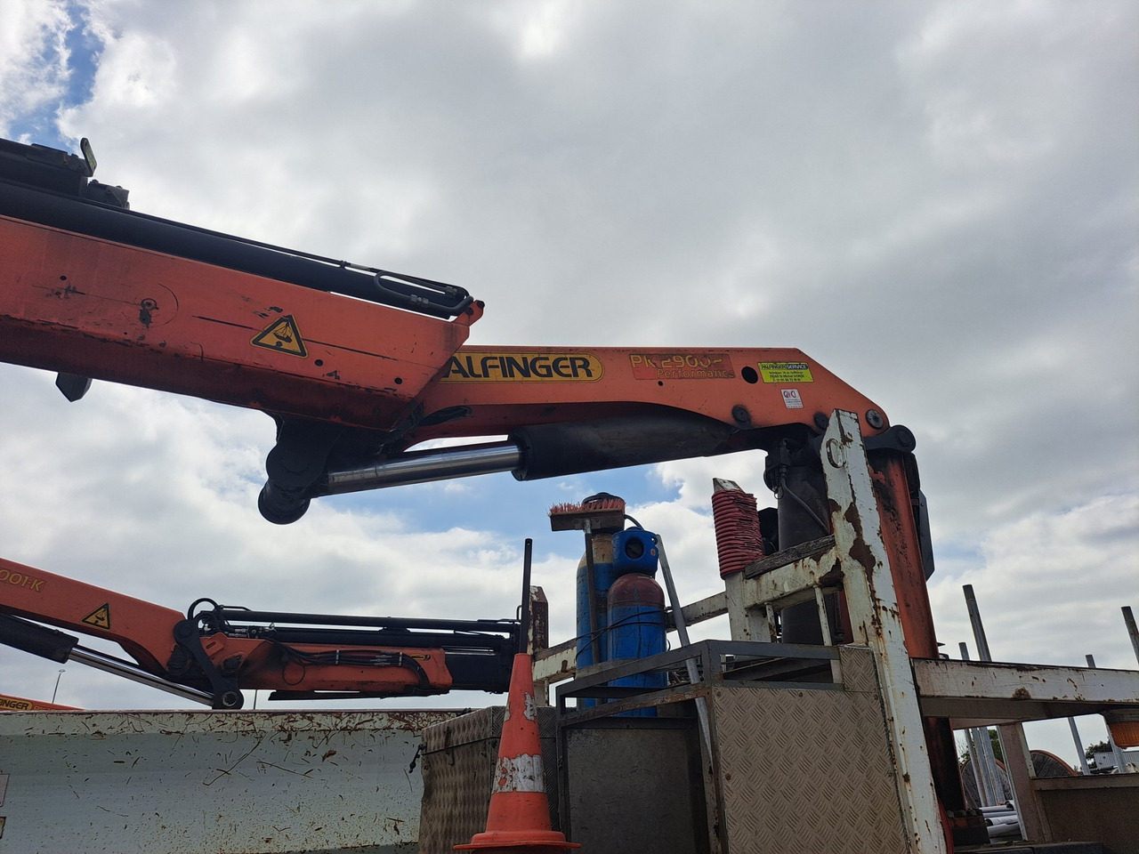 RENAULT Kerax 370dci 4x4 plateau grue Palfinger pk29002 - Dropside/ Flatbed truck, Crane truck: picture 2 RENAULT Kerax 370dci 4x4 plateau grue Palfinger pk29002 - Dropside/ Flatbed truck, Crane truck: picture 2