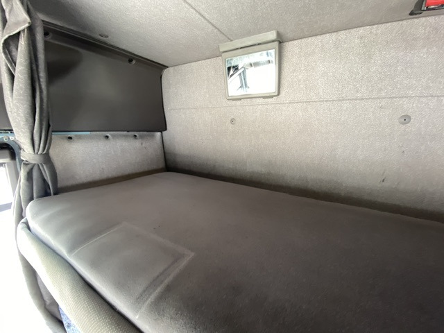 Tractor truck Renault Magnum 460 Dxi iShift: picture 8 Tractor truck Renault Magnum 460 Dxi iShift: picture 8