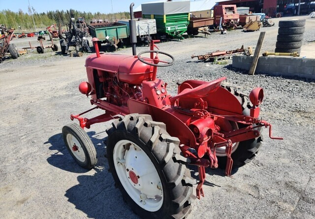 Massey Harris Traktori - bensiini - Farm tractor: picture 4 Massey Harris Traktori - bensiini - Farm tractor: picture 4
