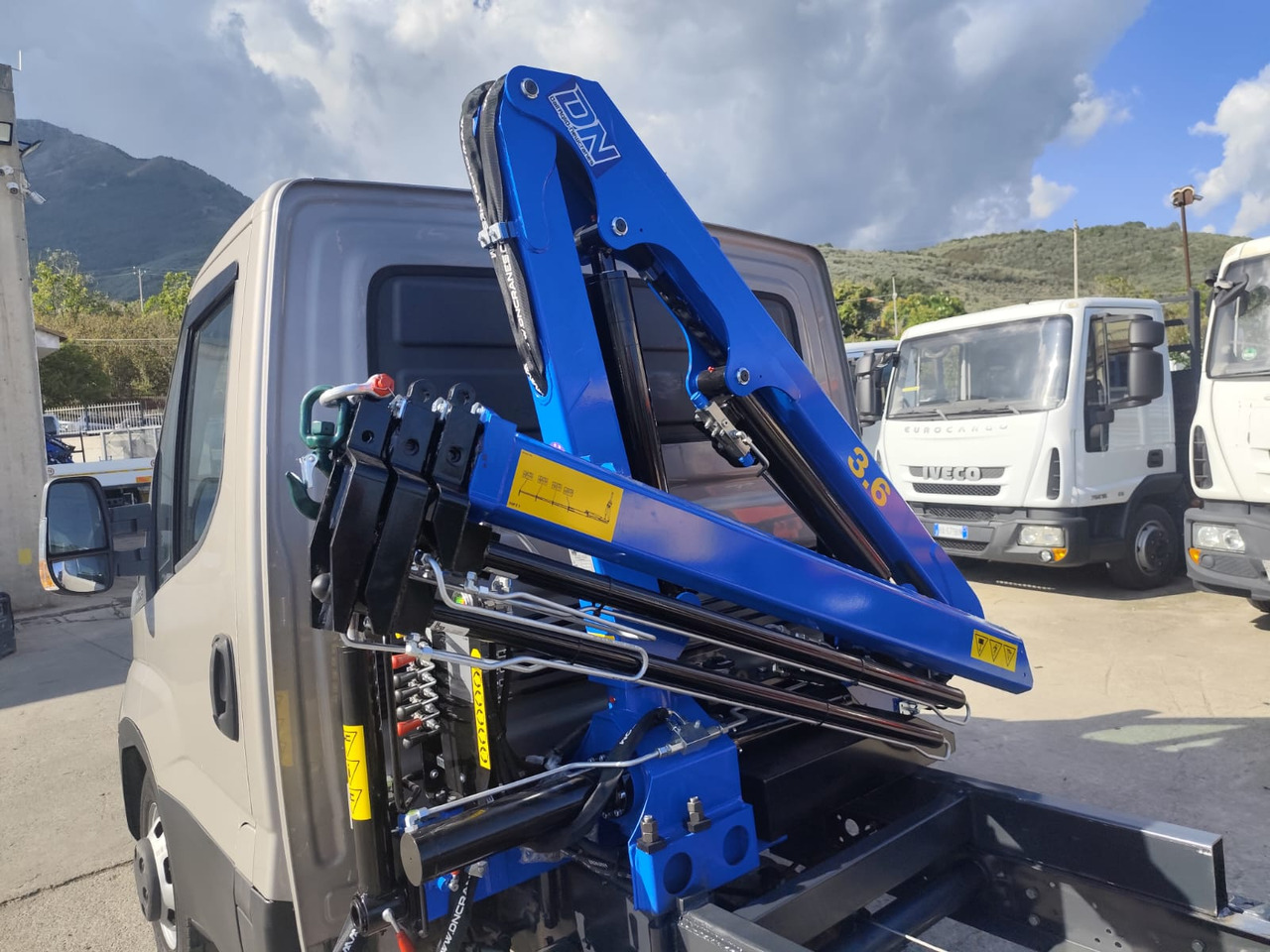 Crane truck, Tipper van IVECO DAILY 35-130: picture 13 Crane truck, Tipper van IVECO DAILY 35-130: picture 13