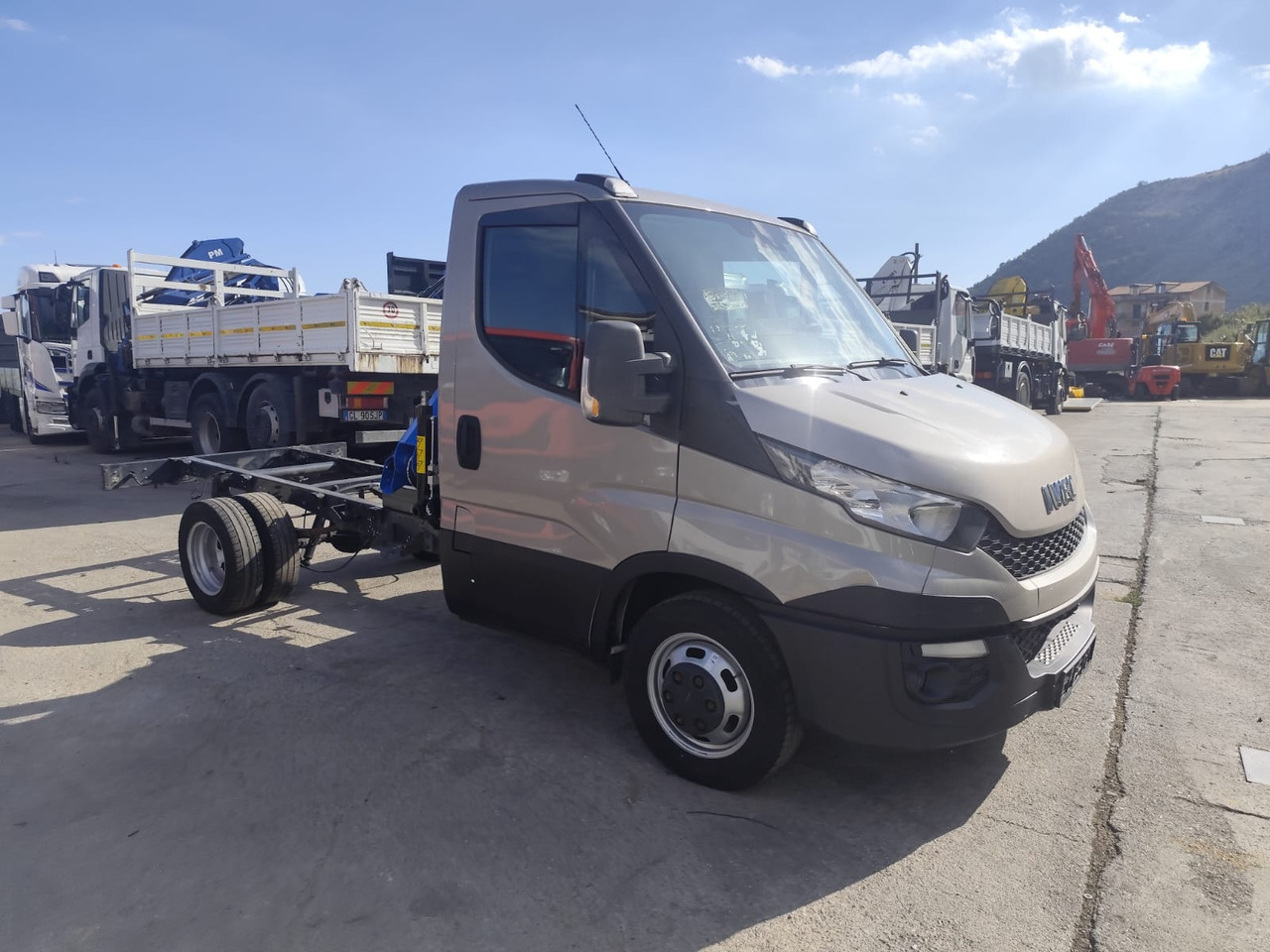 Crane truck, Tipper van IVECO DAILY 35-130: picture 27 Crane truck, Tipper van IVECO DAILY 35-130: picture 27